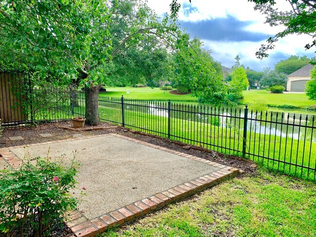 Foto del edificio - Waterfront Luxury in Lakes at Highland