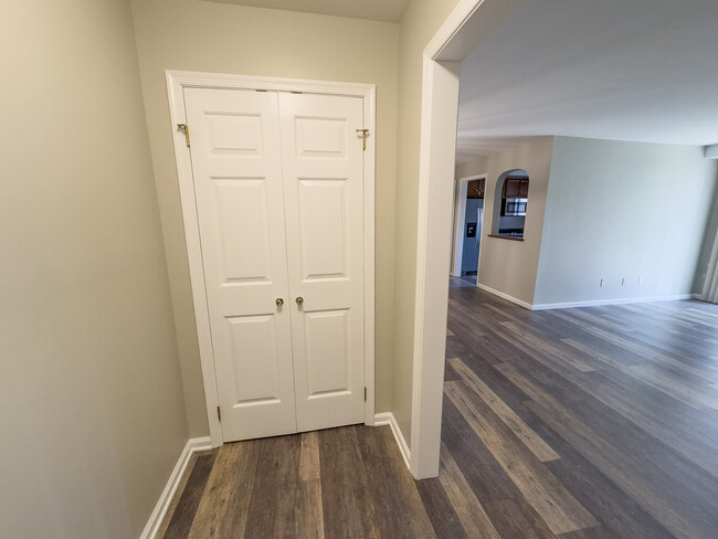 Building Photo - 4501 N Hedgerow Dr