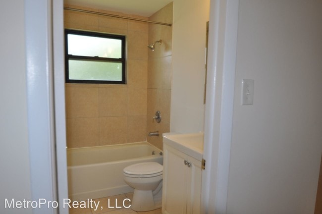 Building Photo - 943 W 95th St