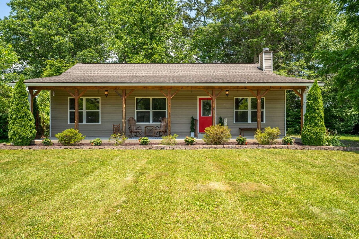 Primary Photo - Mountain Lux Home - Centrally Located in B...