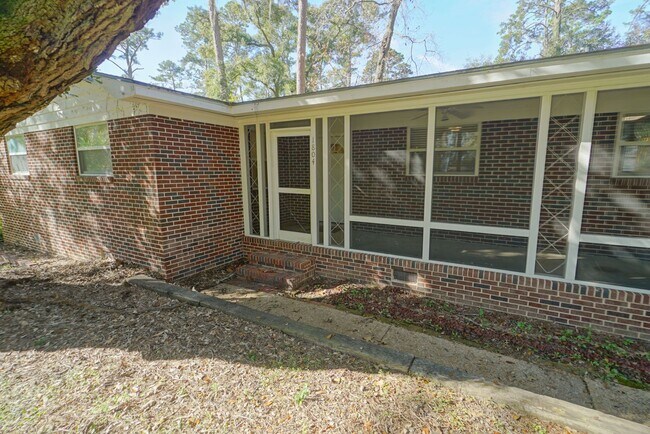Building Photo - Cozy 3/2 Single Family Home