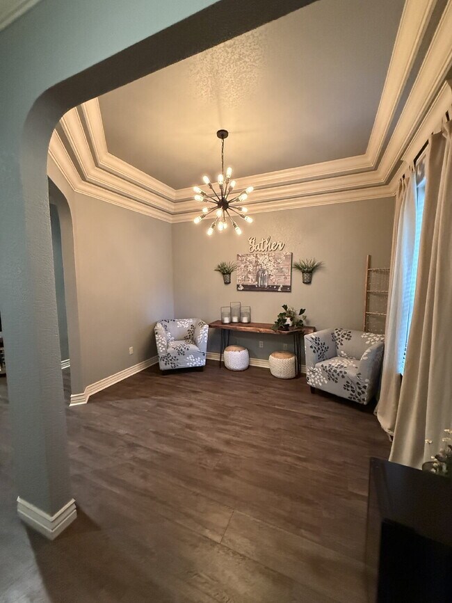 Building Photo - Custom 5 BR / 3 Car Garage, Home theater, ...