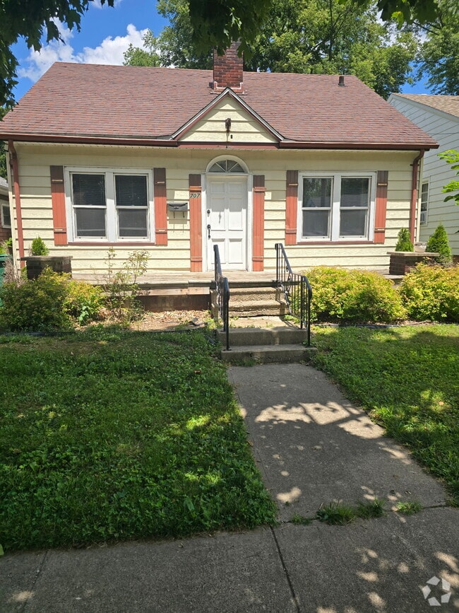 Building Photo - 707 E Corrington Ave