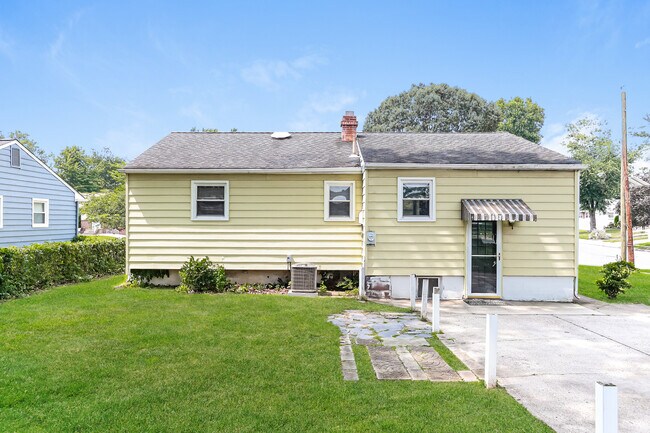 Building Photo - 1107 Hickory St