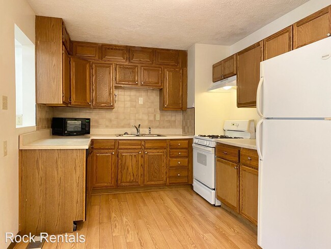 Building Photo - 3 br, 1 bath House - 6 Sunset Dr