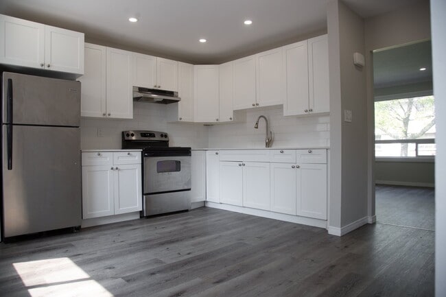 Building Photo - Updated 2 Bed 1 Bath Townhome in Corunna, Ontario!