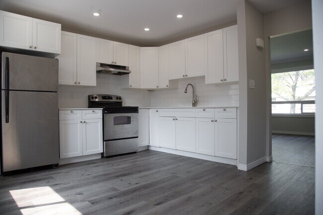 Photo du bâtiment - Updated 2 Bedroom 1 Bathroom Townhome in Corunna, ON !!!