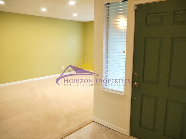 Foto del edificio - Spacious 4 Bed 2 Bath 1,575 sqft Lincoln V...