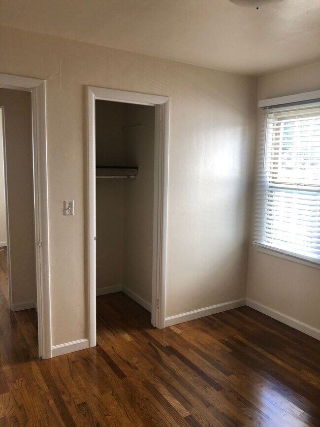 Foto del edificio - Comfortable 3 bedroom 1 bath