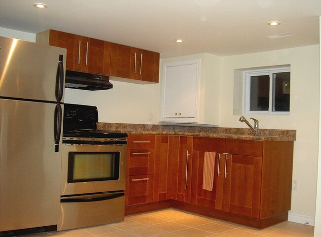 Building Photo - 2A Tiverton Av