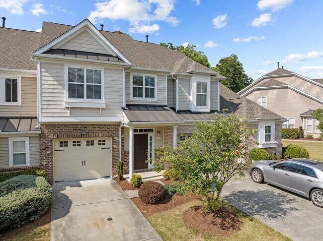 Foto del edificio - Gorgeous 3 Bedroom Townhome w/ Premium Finishes & Amenities - Pet Friendly!