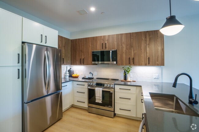 Interior Photo - 100 Plank