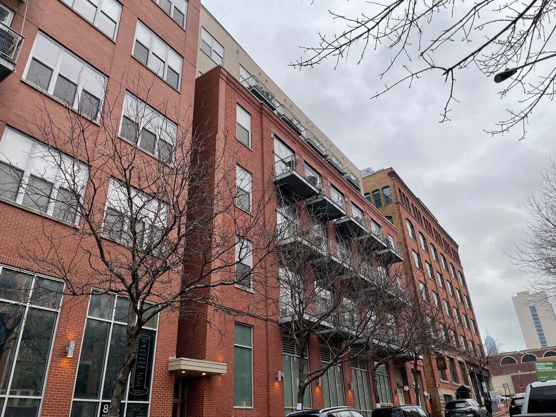 Primary Photo - 824 W Superior St