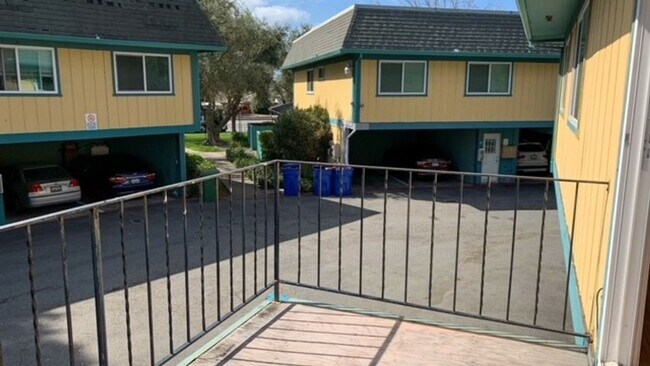 Foto del edificio - $2490 / 2 BEDROOM / 1 BATHROOM- HUGE REMODELED APARTMENT IN IRVINGTON AREA OF CENTRAL FREMONT