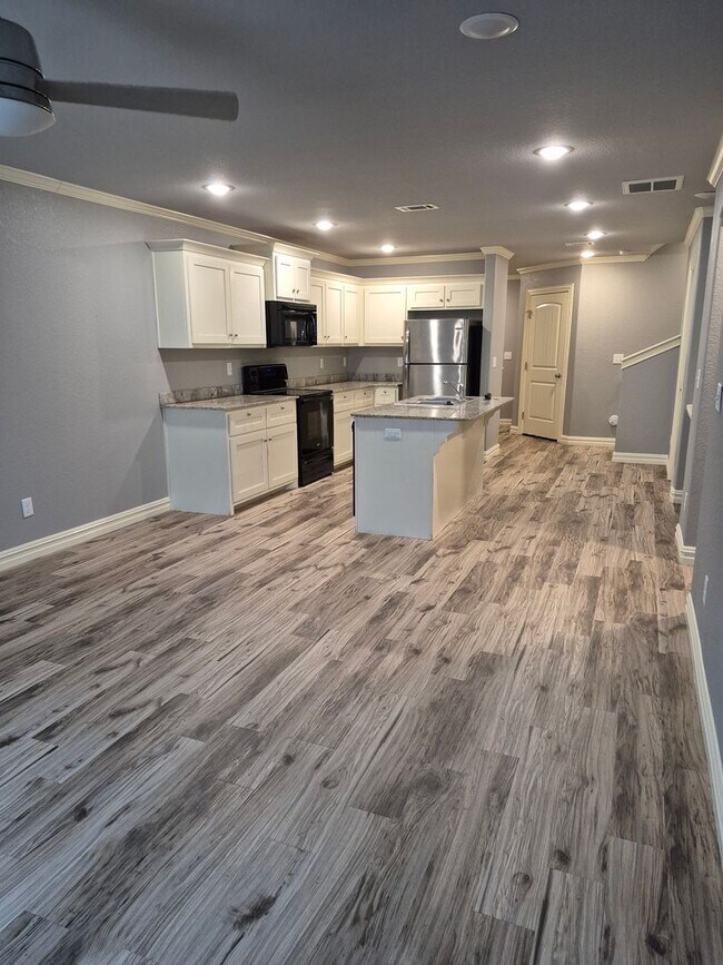 Foto del edificio - Call Heather about the move in special on this 3 bedroom Townhouse. 479-208-0305