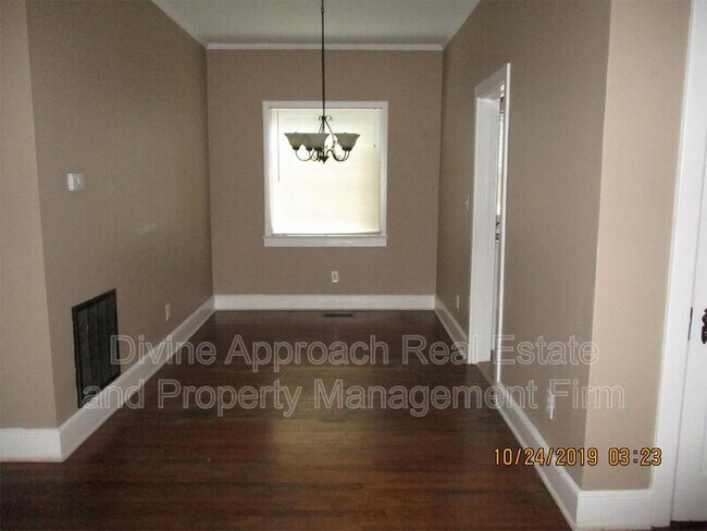 Building Photo - 303 S Broadway Ave