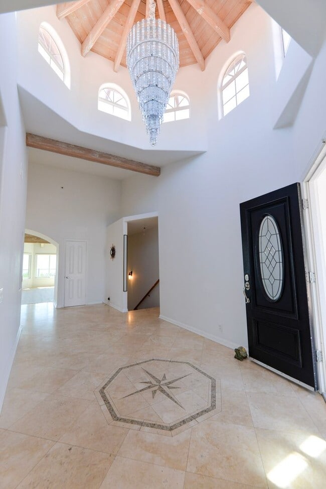 Building Photo - Huge 4-bedroom house with three Panoramic ...