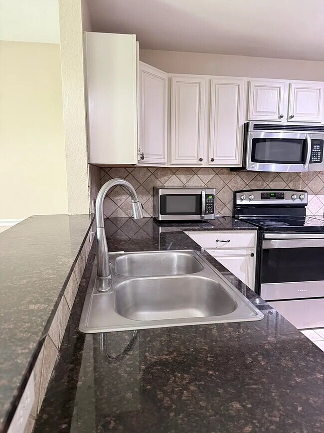 Building Photo - Room in Townhome on Oceanside Dr