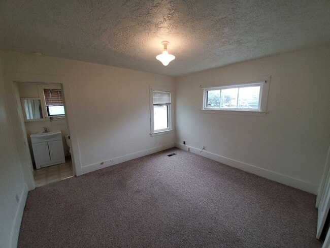 Building Photo - 2-bedroom home centrally located in Eureka!