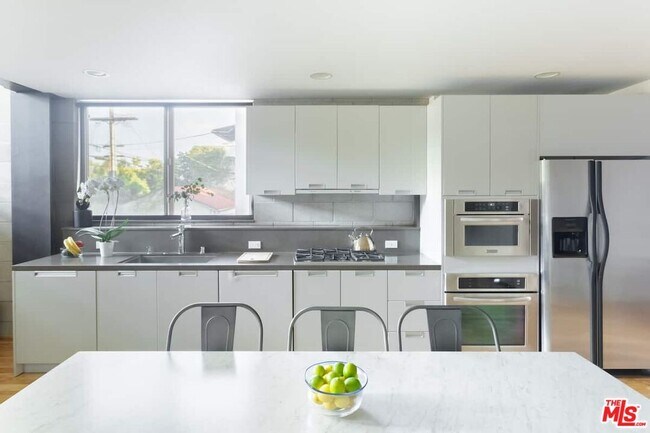 Building Photo - 530 N Larchmont Blvd