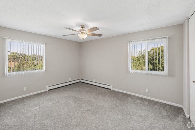2BR, 1BA - 900SF - Bedroom - Riverwalk Apartments