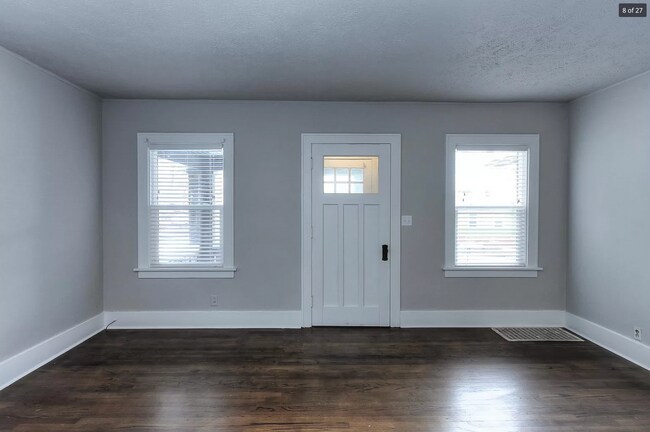Building Photo - Beautifully Updated Three Bedroom!