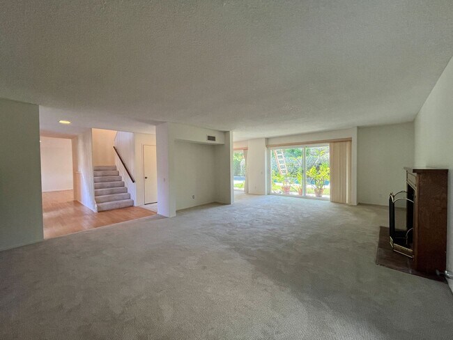 Building Photo - Westlake Village 4+2.5 w/pool, spa, green ...