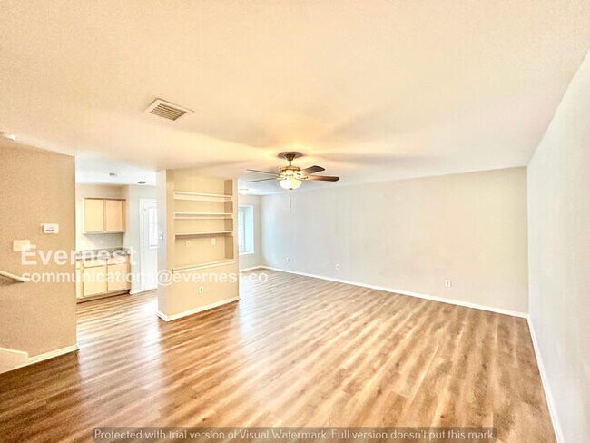 Foto del edificio - 3 Bed, 2 Bath Home with Fenced Yard & Garage / Pet-Friendly / Available Now!