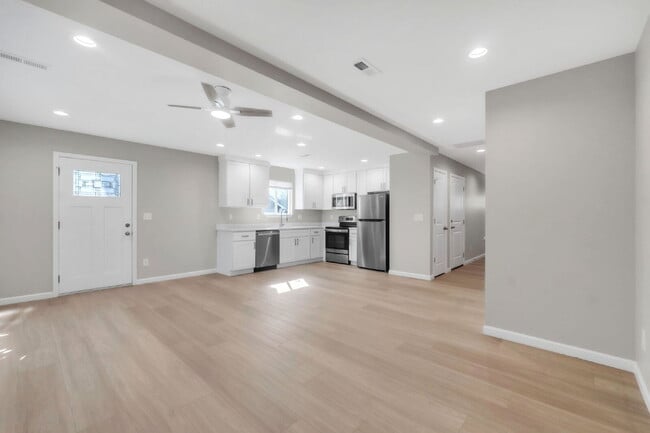 Building Photo - Elegant 3 Bedroom, 2.5 Bathroom Duplex with 1-Car Garage in Woodruff $1750/mo rent