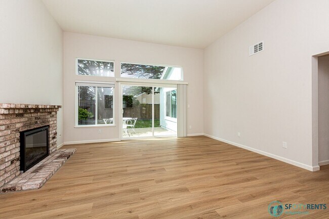 Foto del edificio - Pacifica: Newly Renovated Single Family Ho...