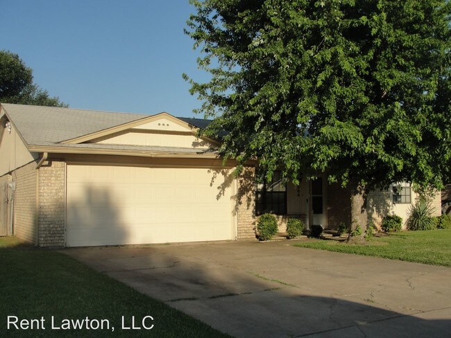 Building Photo - 706 SW Chaucer Dr