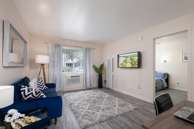 College Manor - 1 Bedroom - College Manor Apartments