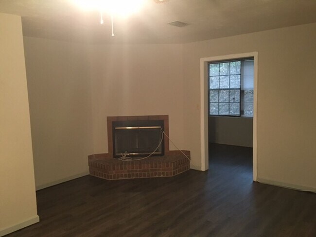 Foto del edificio - 3 bed 3 bath townhomes available Mid-July