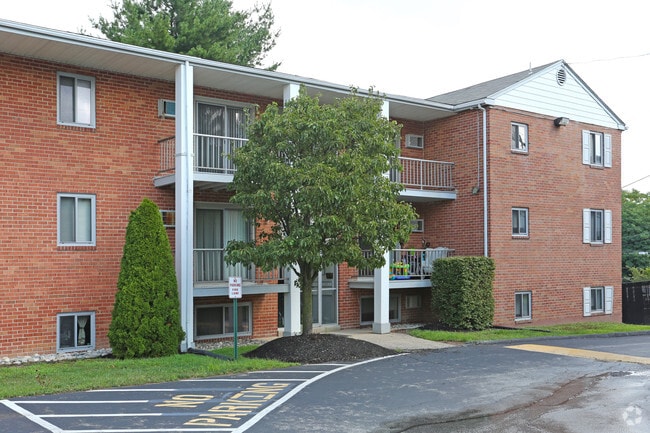 Building Photo - Belmont Village Apartments