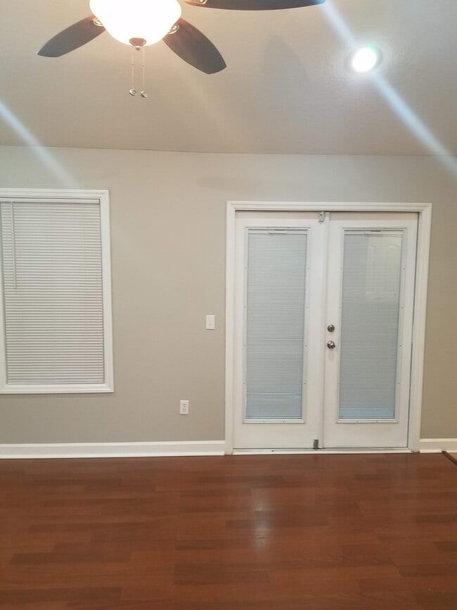 Building Photo - Charming 3BR Home with Open Split Floor Plan, Vaulted Ceilings & 2-Car Garage in Valdosta