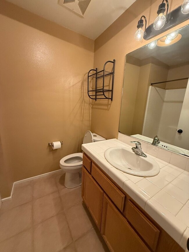 Building Photo - First time rental - quiet Moorpark neighbo...