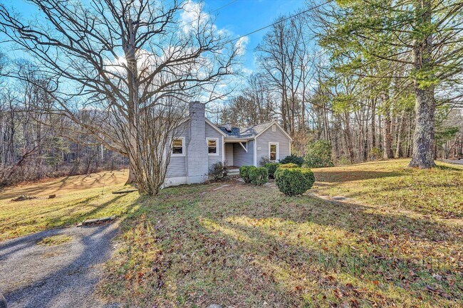 Foto del edificio - Charming Country Cottage Now Available