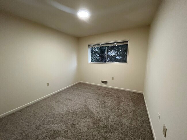 Amplia habitación - 10643 Weymouth St