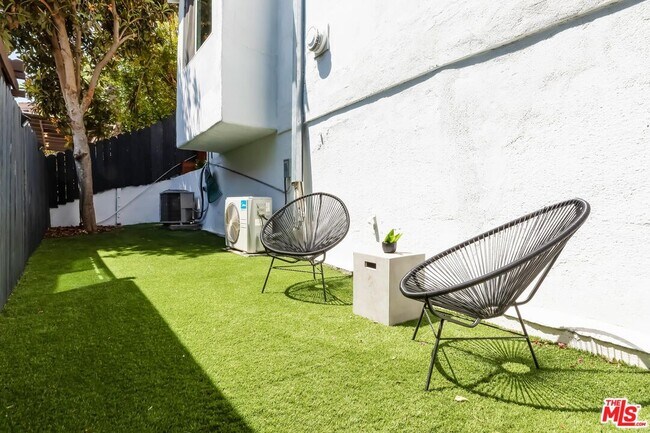 Foto del edificio - 3816 W Sunset Blvd