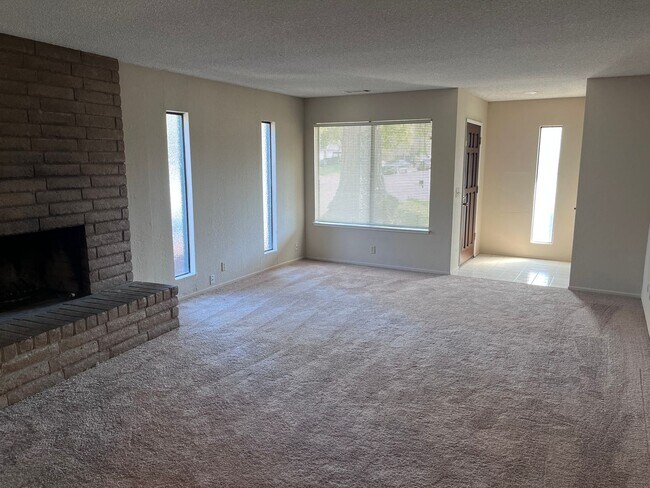 Foto del edificio - 5549-5551 Aspenwood Ct