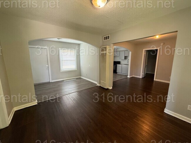 Foto del edificio - $750 - 2 bed 2 bath - Duplex*COMING SOON*