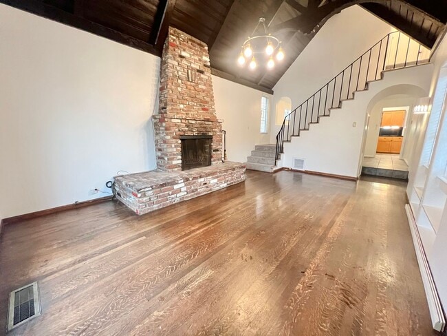 Building Photo - Charming Two Story Home in Belmont Shore near 2nd Street