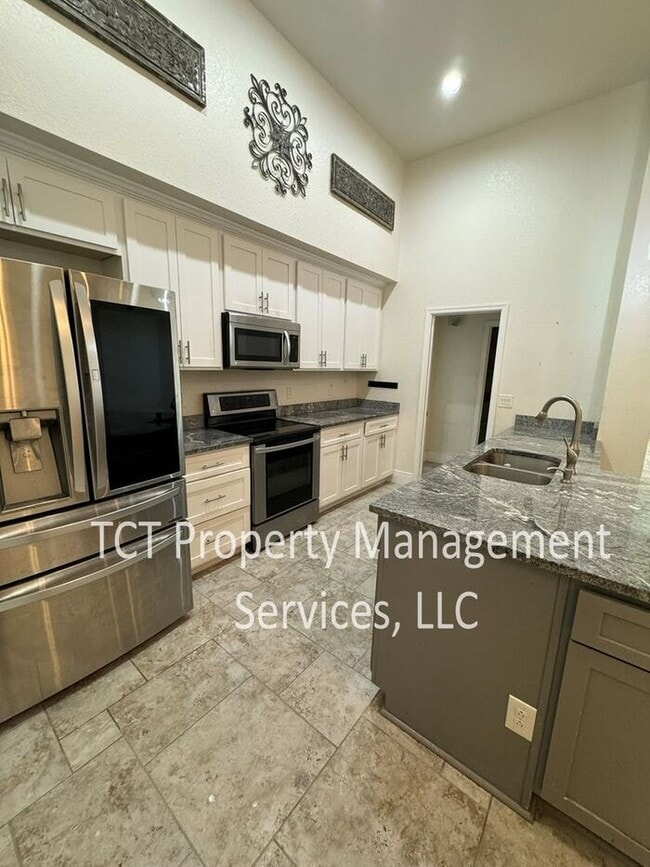 Building Photo - Large House in Mesa!