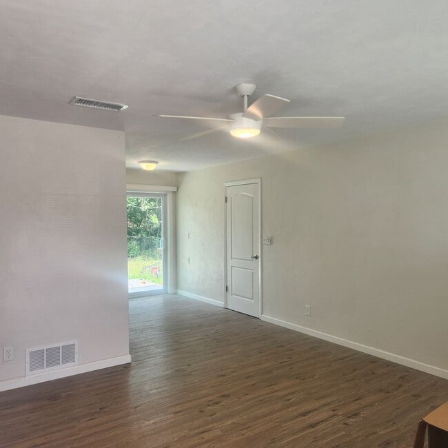 Building Photo - 3 bedroom 1.5 bath