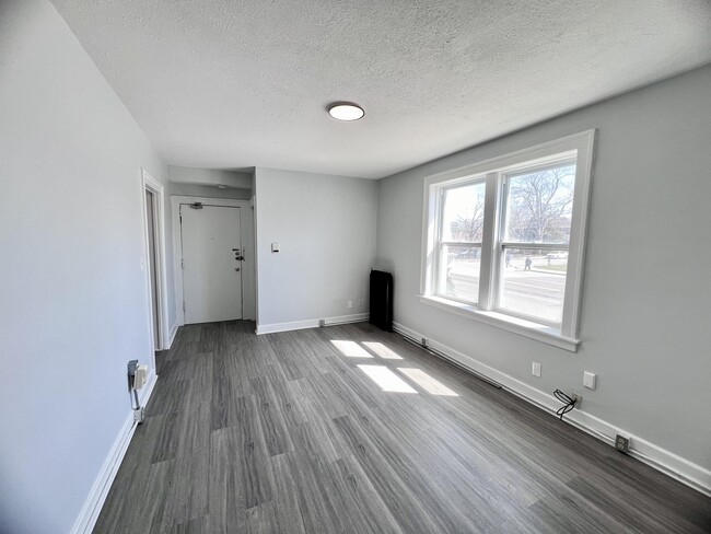Photo du bâtiment - 1518 University Ave W