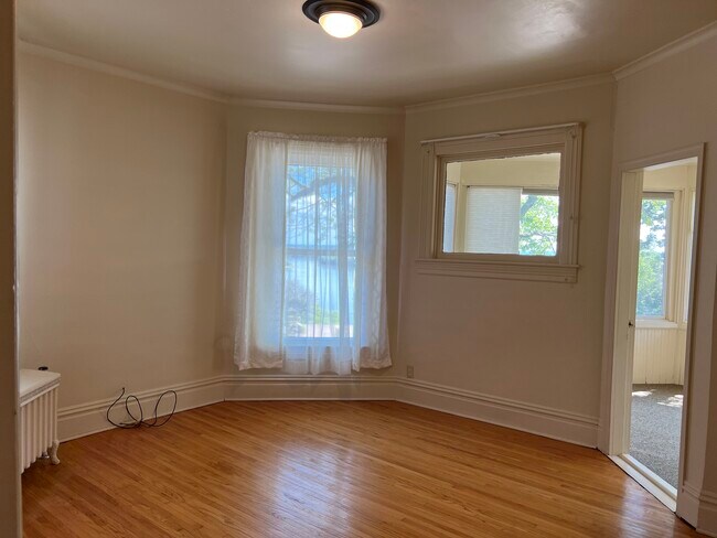 Den - 925 N 3rd St