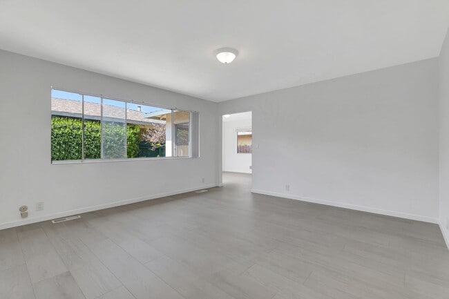 Building Photo - Renovated Duplex in the Heart of Silicon Valley!