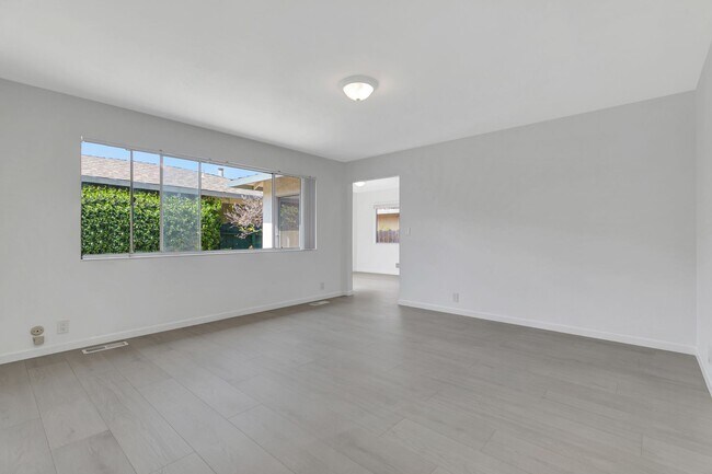 Foto del edificio - Renovated Duplex in the Heart of Silicon Valley!