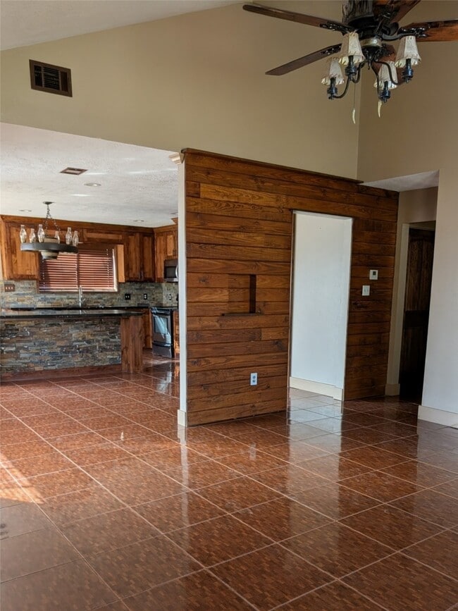 Building Photo - 807 Poppets Way