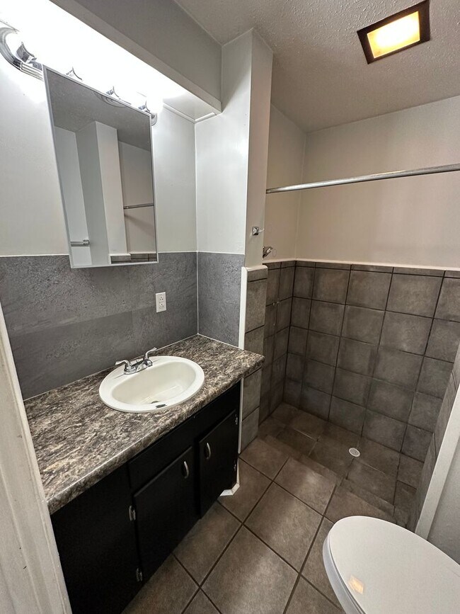 Foto del edificio - Apartment by Timberlake! Water, trash, and...